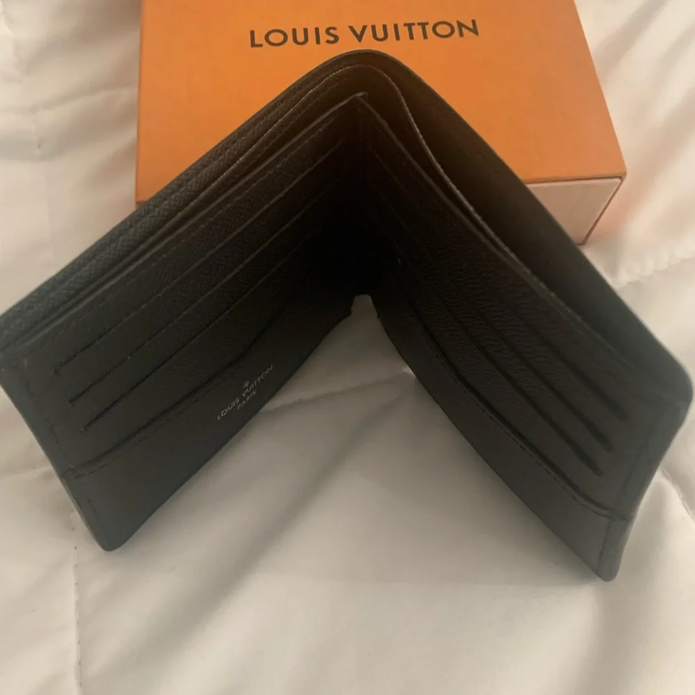 Authentic LV mens Wallet - Picture 4 of 6
